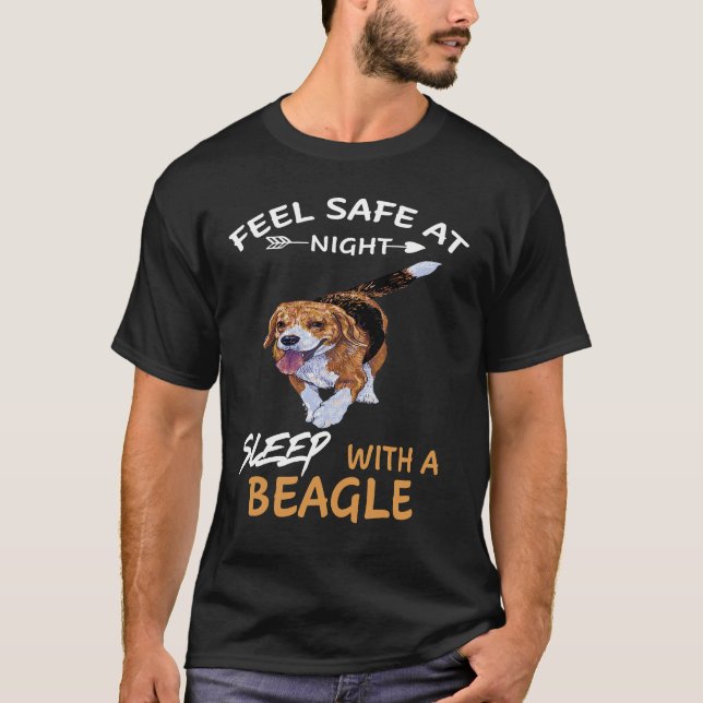 166 fühlen sich bei Nachtruhe mit Beagle sicher T-Shirt (Vorderseite)