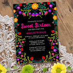 16 . Geburtstag Black Mexican Fiesta Folk Art Flor Einladung<br><div class="desc">Hübsche Blume Sweet 16 Einladung für die 16. Geburtstagsfeier Ihrer Tochter. Dieses Blumenmotiv besticht durch bunte Blume der Folklorekunst in Rot, Rosa, lila und Gelb auf schwarzem Hintergrund. Auf der Rückseite der Karte befindet sich ein Blumenstrauß, der aus denselben mexikanischen Fiesta-Blume hergestellt wurde. Die Vorlage ist für Sie bereit, um...</div>