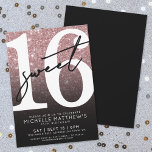 16 . Geburtstag Pink Rose Gold Glitzer 16. Geburts Einladung<br><div class="desc">Rosa und schwarze Rose Gold Glitzer 16 . Geburtstag Geburtstagsparty Einladung. Feiern Sie mit diesem feinen und schicken Design 16 Jahre im Stil. Die obere Hälfte zeigt eine große weiße "16" mit einem sassy handgeschriebenen schwarzen Skript "Sweet" überlagert, stehend an einem Imitat Rose Gold Glitzer Hintergrund, der verblasst in einem...</div>