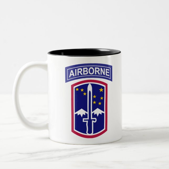 172. Im Flugzeug Hemdarmee Zweifarbige Tasse (Links)