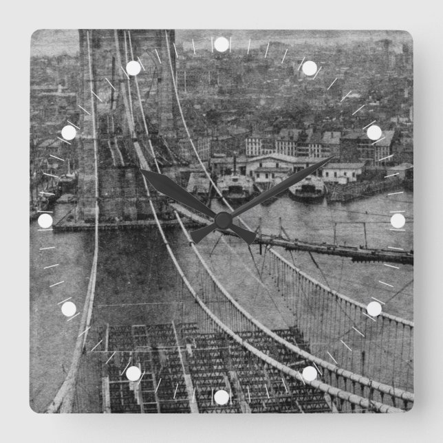 1870s New York City Brooklyn Bridge Construction Quadratische Wanduhr (Vorderseite)