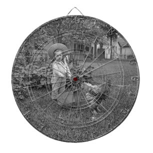 1880er Jahre Adorable Girl and Rooster Cart im Gar Dartscheibe