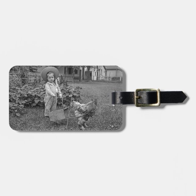 1880er Jahre Adorable Girl and Rooster Cart im Gar Gepäckanhänger (Vorderseite horizontal)