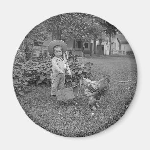 1880er Jahre Adorable Girl and Rooster Cart im Gar Magnet