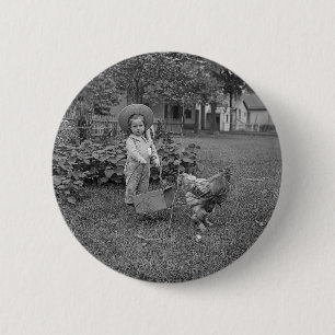 1880er Jahre Süßes Mädchen und Hahn-Karren im Gart Button