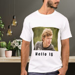 18. Geburtstag Foto hallo 18 Typ Jungen T-Shirt<br><div class="desc">Vorlage für Ihr Foto. Schwarzer Text: Hallo 18! Ein Shirt für eine 18. Geburtstagsfeier für ihn.</div>