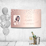 18. Geburtstag Foto Rose Gold pink glänzende Diama Banner<br><div class="desc">Ein Banner für eine mädchenhafte und glamouröse 18. Geburtstagsfeier. Ein Imitat Rose Gold metallische Hintergrund mit glänzenden und glänzenden Imitaten Diamanten. Personalisieren und fügen Sie Ihr eigenes Foto, ein Name in dunkler Rose Gold mit einem großen modernen handgeschriebenen Stil Skript mit Swashes geschrieben. Um die Swashes behalten, löschen Sie nur...</div>