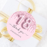 18. Geburtstag Schwarz Rosa Glitzer Name vielen Da Runder Aufkleber<br><div class="desc">Elegant,  klassisch,  glamourös und mädchenhaft für eine 18. Geburtstagsfeier. Rosa,  rosa,  farbiger Hintergrund. Dekoriert mit Imitaten Glitzer Tropfen,  Farbe Tropfausdruck aussehen. Personalisieren und einen Namen hinzufügen. Mit dem Text: Danke. Nummer 18 wird mit einem Schriftart im Ballonstil geschrieben.</div>