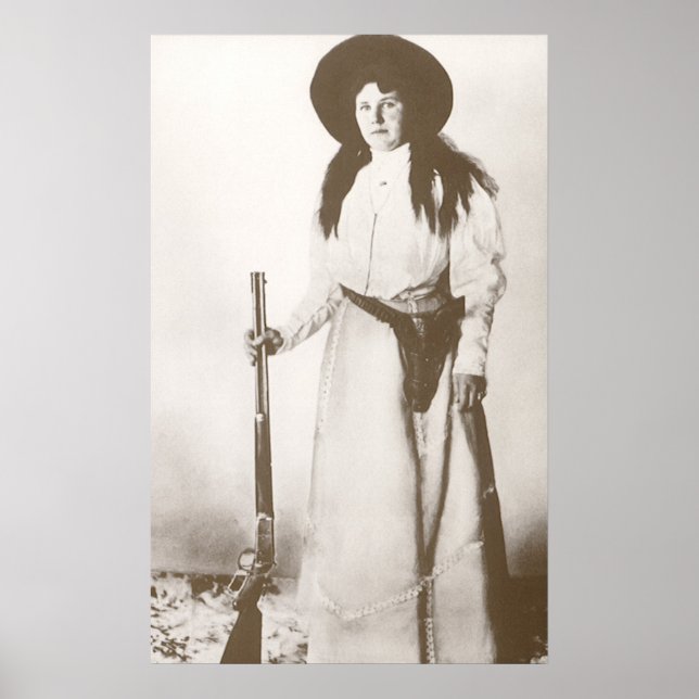 1910 Foto Portrait eines Cowgirl Holding a Rifle Poster (Vorne)