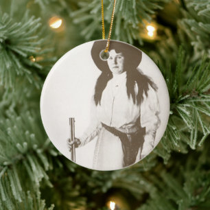1910 Fotoporträt einer Cowgirl mit Gewehr Keramikornament