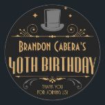 1920er Jahre Art Deco Black & Gold 40th Birthday P Runder Aufkleber<br><div class="desc">Feiern Sie die großen 4-0 im Stil mit diesem Art Déco Stil im Schwarz und Gold 40. Geburtstag Party Aufkleber! Die Goldelemente verleihen den 20er Jahren ein Ambiente, das perfekt zum Feiern geeignet ist. Karo in unserem Shop für die Koordination von Party-Artikeln. ・ Suchen Sie etwas Anderes? Senden Sie uns...</div>