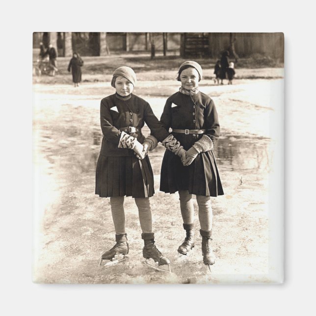 1925 Girlfriends Ice Skaten Magnet (Vorne)