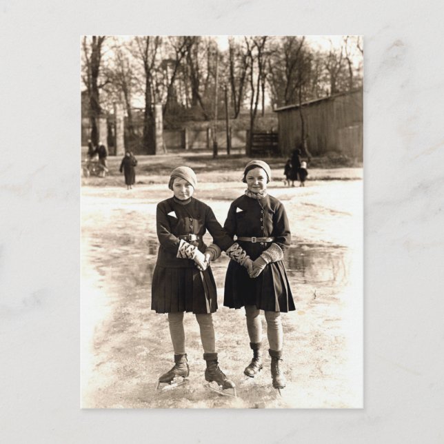 1925 Girlfriends Ice Skaten Postkarte (Vorderseite)