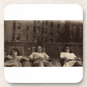 1940s three people relaxing on the roof untersetzer