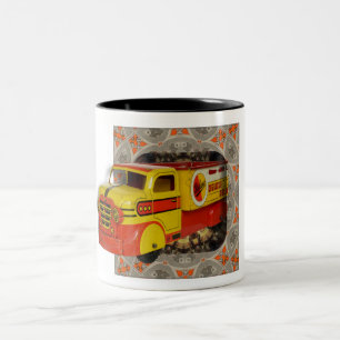 1950ER ZEITSPIELZEUG AUF ELABORATE HINTERGRUND ZWEIFARBIGE TASSE