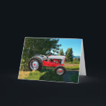 1955 Grußkarte Rot-Weiß-Traktor Feiertagskarte<br><div class="desc">Dieser Traktor ist ein vollständig restaurierter Vintager Traktor,  der in der Nähe eines Alfalfa-Feldes im Greenbelt des Südutas geparkt ist. Geben Sie Ihrem Traktorfan eine Karte,  die er oder sie Liebe erhält.</div>