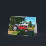 1955 Grußkarte Rot-Weiß-Traktor Feiertagskarte<br><div class="desc">Dieser Traktor ist ein vollständig restaurierter Vintager Traktor,  der in der Nähe eines Alfalfa-Feldes im Greenbelt des Südutas geparkt ist. Geben Sie Ihrem Traktorfan eine Karte,  die er oder sie Liebe erhält.</div>