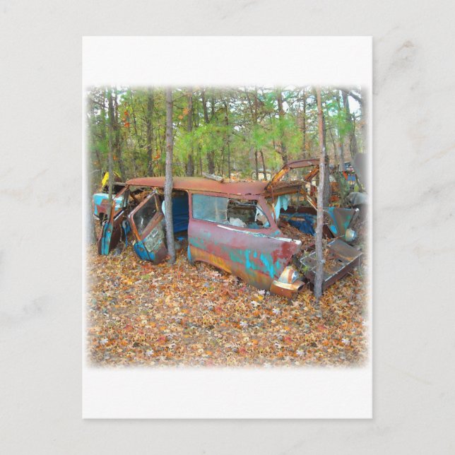 1957 Chevy Nomad Rusting in Wooded Junkyard Postkarte (Vorderseite)