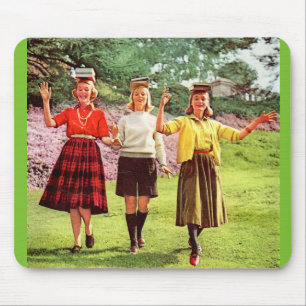 1960 Mädchen im Teenageralter mit Büchern auf dem Mousepad