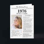 1976 Zeitungskarte Karte<br><div class="desc">Begrüßen Sie jemanden, der 1976 geboren wurde, mit dieser einzigartigen Geburtstagskarte im Zeitungsstil, mit einem Foto des Empfängers und einer Sammlung von lustigen Fakten und Weltnachrichten aus dem Geburtsjahr. Werde kreativ und erschaffe einen personalisierten Sake. Entworfen, um eine Vintage Zeitung im klassischen Schwarz-Weiß-Stil zu ähneln. Eine niedliche und lustige Art,...</div>