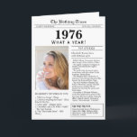 1976 Zeitungskarte Karte<br><div class="desc">Begrüßen Sie jemanden, der 1976 geboren wurde, mit dieser einzigartigen Geburtstagskarte im Zeitungsstil, mit einem Foto des Empfängers und einer Sammlung von lustigen Fakten und Weltnachrichten aus dem Geburtsjahr. Werde kreativ und erschaffe einen personalisierten Sake. Entworfen, um eine Vintage Zeitung im klassischen Schwarz-Weiß-Stil zu ähneln. Eine niedliche und lustige Art,...</div>