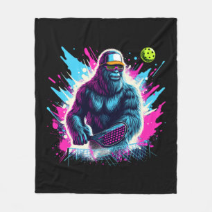 1980er Bigfoot Sasquatch Playing Pickleball 2 Fleecedecke