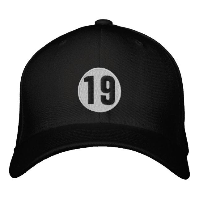 #19 HAT BESTICKTE BASEBALLKAPPE (Vorderseite)