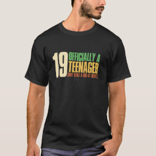 19 Jahre alt Ich bin offiziell ein Teenager 19. Ge T-Shirt