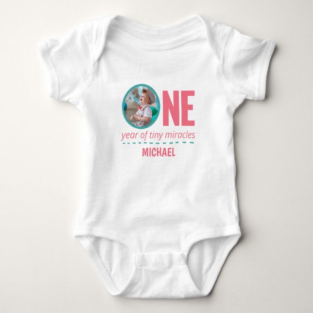 1. BIRTHTAG BABY SCHLIESST CUSTOM FOTO & TEXT STRAMPLER (Vorderseite)