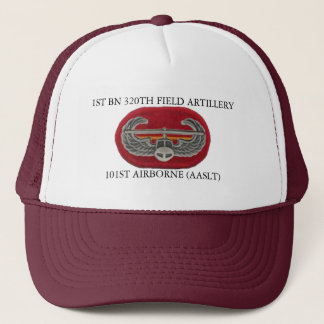 1. BN-320. FELD-ARTILLERIE-101. IM FLUGZEUG HUT TRUCKERKAPPE
