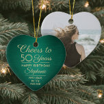1 Foto JEDER Geburtstag Brushed Green and Gold Hea Keramik Ornament<br><div class="desc">Herzlichen Glückwunsch zum Geburtstag! Feiern Sie einen fröhlichen Geburtstag mit einem maßgeschneiderten Foto-Keramik in Grün und Gold. Alle Formulierungen auf dieser Vorlage (inklusive "Cheers to 50 Years") sind für einen 50. Geburtstag Set, können aber für jedes Jahr oder jede Art von Veranstaltung einfach personalisiert werden. Das Design besticht durch grüne...</div>
