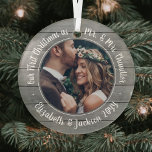 1 Foto Mr. & Mrs. First Christmas Imitate Gray Woo Ornament Aus Glas<br><div class="desc">Feiern Sie einen fröhlichen 1. Urlaub als verheiratetes Paar mit einem maßgeschneiderten Foto "Unser erstes Weihnachtsfest als Mr. & Mrs." Imitate graues Holz rund Glas Verzierung. Bild und Text auf dieser Vorlage sind einfach zu personalisieren. (IMAGE & TEXT DESIGN TIPS: 1) Um die Position der Formulierung anzupassen, fügen Sie Leerzeichen...</div>