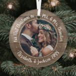 1 Foto Mr. & Mrs. First Christmas Rustic Imitate W Ornament Aus Glas<br><div class="desc">Feiern Sie einen fröhlichen 1. Urlaub als verheiratetes Paar mit einem maßgeschneiderten Foto "Unser erstes Weihnachtsfest als Mr. & Mrs." Rundglas Imitate Holzdekoration. Bild und Text auf dieser Vorlage sind einfach zu personalisieren. (IMAGE & TEXT DESIGN TIPS: 1) Um die Position der Formulierung anzupassen, fügen Sie Leerzeichen am Anfang oder...</div>