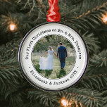 1 Foto Newlywings First Christmas Black and White Ornament Aus Metall<br><div class="desc">Feiern Sie einen fröhlichen 1. Urlaub als verheiratetes Paar mit einem maßgeschneiderten Foto "Unser erstes Weihnachtsfest als Mr. & Mrs." Rundmetallschmuck. Das Bild und der gesamte Text auf dieser Vorlage sind einfach zu personalisieren. (IMAGE & TEXT DESIGN TIPS: 1) Um die Position der Formulierung anzupassen, fügen Sie Leerzeichen am Anfang...</div>