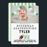 1. Geburtstag Niedliches American Football Kids Fo Einladung<br><div class="desc">1. Geburtstag Niedlich American Football Kids Foto Einladung. Die Karte hat ein amerikanisches Fußballthema - einen Fußball und grüne und weiße bunting Fahnen. Die Rückseite der Karte ist grün mit weißem Streifen. Personalisieren Sie die Karte mit dem Foto des Kindes und passen Sie den Text an.</div>