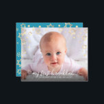 1. Hanukkah Foto Gold Star der David Card<br><div class="desc">"Meine erste Hanukka." Ein spielerisches visuelle von Imitaten Goldfolienschneeflocken, David-Sterne und handgeschriebene Schrift Typografie, überlagert das Foto Ihrer Wahl, helfen Ihnen, in Hanukkah und Neujahr zu starten. Auf der Rückseite verbergen sich zusätzliche Champagner-Imitate mit goldenen Schneeflocken über einem weichen, türkisblauen Hintergrund. Genießen Sie die Wärme und Freude der Urlaubssaison, wenn...</div>
