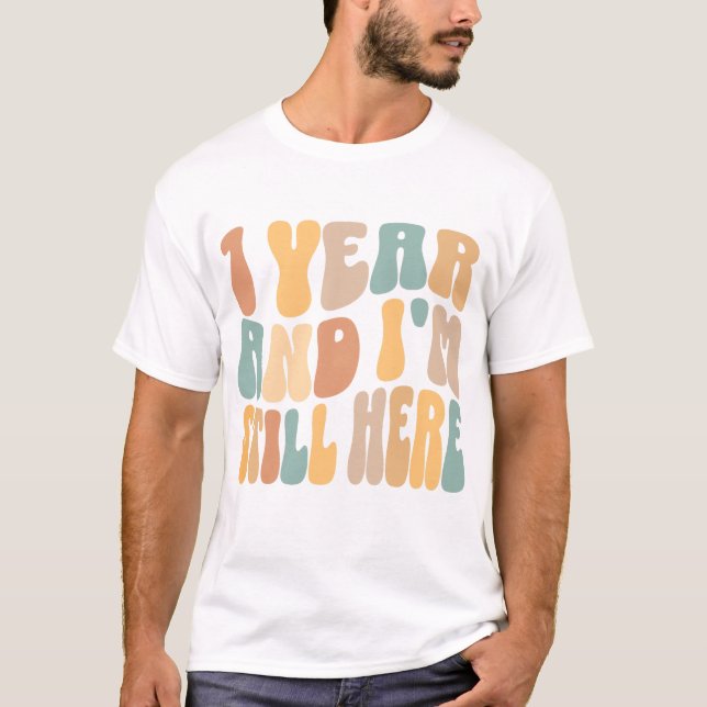 1 Jahr und ich bin immer noch hier 1. Arbeitsjubil T-Shirt (Vorderseite)