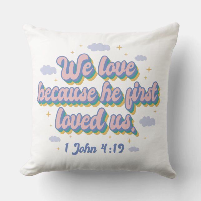 1 John 4:19 Bibel Zitat Kissen (Vorderseite)