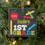1. Klasse Keepake Chalkboard Colorful Kids Foto Keramikornament<br><div class="desc">Das 1. Grade Foto-Dekor ist mit einem Apfel, einem Lineal, Stiften und einer bunten, lustigen Typografie ausgestattet! Klicken Sie auf die Schaltfläche Anpassen für weitere Optionen zur Änderung des Textes! Variationen dieses Designs, zusätzliche Farben sowie koordinierende Produkte sind in unserem Shop, zazzle.com/store/doodlelulu verfügbar. Kontaktieren Sie uns, wenn Sie dieses Design...</div>