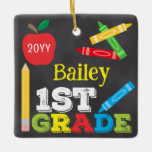 1. Klasse Keepake Chalkboard Colorful Kids Foto Keramikornament<br><div class="desc">Das 1. Grade Foto-Dekor ist mit einem Apfel, einem Lineal, Stiften und einer bunten, lustigen Typografie ausgestattet! Klicken Sie auf die Schaltfläche Anpassen für weitere Optionen zur Änderung des Textes! Variationen dieses Designs, zusätzliche Farben sowie koordinierende Produkte sind in unserem Shop, zazzle.com/store/doodlelulu verfügbar. Kontaktieren Sie uns, wenn Sie dieses Design...</div>