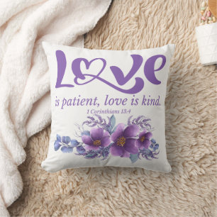 1 Korinther 13:4 Liebe ist Patient Lila Kissen