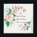 1 Korinther 13:7-8 Liebe Versage nie Rose Magnet<br><div class="desc">Der inspirierende Drehmagnet zeigt ein elegantes,  ölgemaltes Blumendesign mit weißen und rosa Rosen und Grünpflanzen auf einem ölstrukturierten Hintergrund. Es zeigt Bibel Verse 1 Korinther 13:7-8,  "Liebe...  hofft alles,  hält alles,  Liebe versage nie."</div>