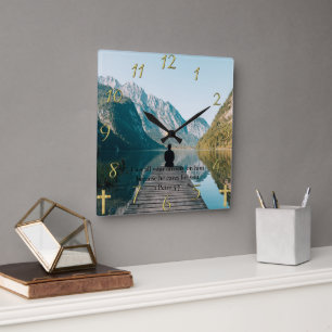 1 Peter 5:7 sitzt auf dem Dock Quadratische Wanduhr