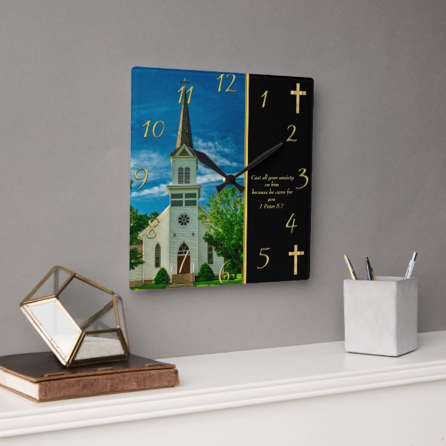 1 Peter 5.7 Weiße Kirche Quadratische Wanduhr (Büro)