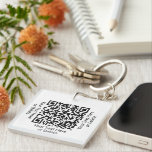 1 Sided QR Code Generator Modernes Minimalistische Schlüsselanhänger<br><div class="desc">Freigeben einer Website mit einem benutzerdefinierten QR-Quadrat-Schlüsselanhänger für Scannerfunktionen. Um Ihren eigenen QR-Code mit dem Generator zu erstellen, geben Sie einfach die URL der Website in die Vorlage ein. Alle Formulierungen sind einfach zu personalisieren oder zu löschen, und auch die Farben und der Stil der Schriftart können mit dem Zazzle-Design-Tool...</div>
