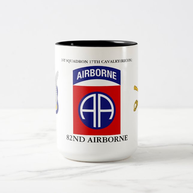 1. SQUADRON 17. CAVALRY(RECON) 82ND IM FLUGZEUG ZWEIFARBIGE TASSE (Mittel)