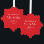 1. Weihnachten als Mr. & Mrs. Script Rustic Chic R Ornament Karte<br><div class="desc">Unser 1. Weihnachten als Mr. & Mrs. Classic Script rustic Chic Red Ornament Card. Klicken Sie auf Diese Vorlage personalisieren, um sie mit dem neuen verheirateten Nachnamen und dem Jahr schnell und einfach anzupassen. 1. Weihnachten Als Mr. & Mrs. Script Rustic Chic Red Ornament Card, ist Teil der Newlyweds &...</div>