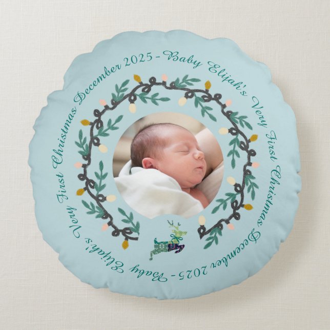 1st Christmas Deer with Wreath Teal Rundes Kissen (Vorderseite)