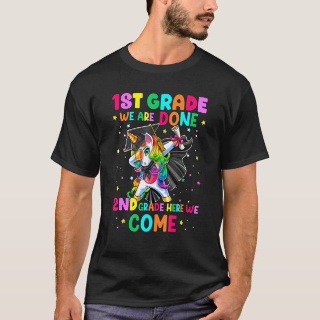 1st Grade We Are Done 2nd Grade Here We Come Unico T-Shirt (Vorderseite)