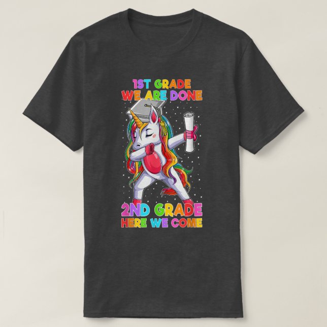 1St Grade We Are Done 2ND Grade Here We Come Unico T-Shirt (Design vorne)